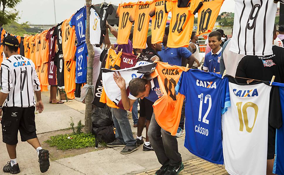 Camisetas falsificadas, que não conseguem manter a comunicação integrada