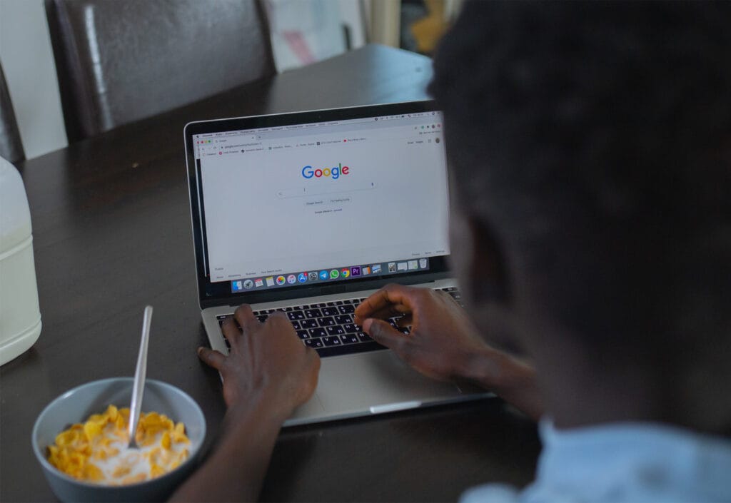 cliente pesquisando no Google